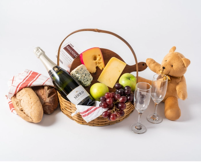 Cesta com Champagne, Queijos, Frutas e Pelúcia