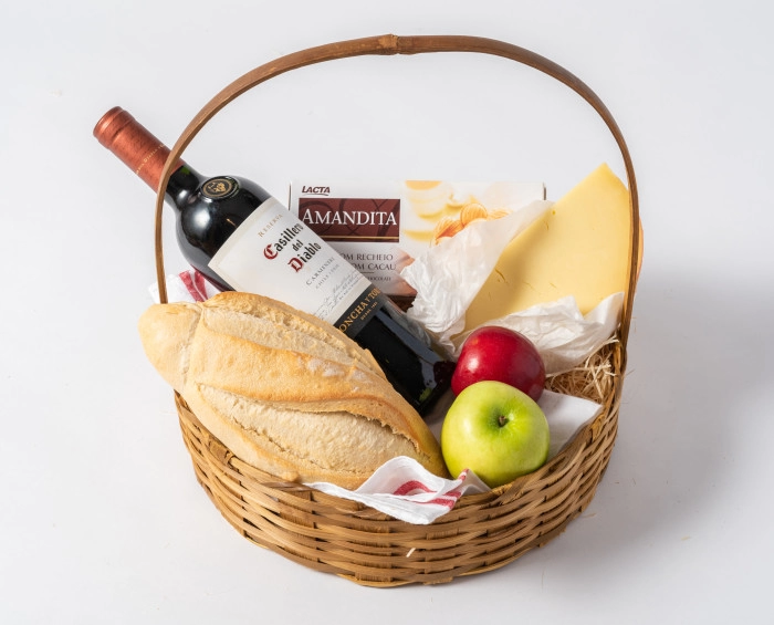 Cesta de Frutas, Chocolate, Queijo e Vinho Tinto